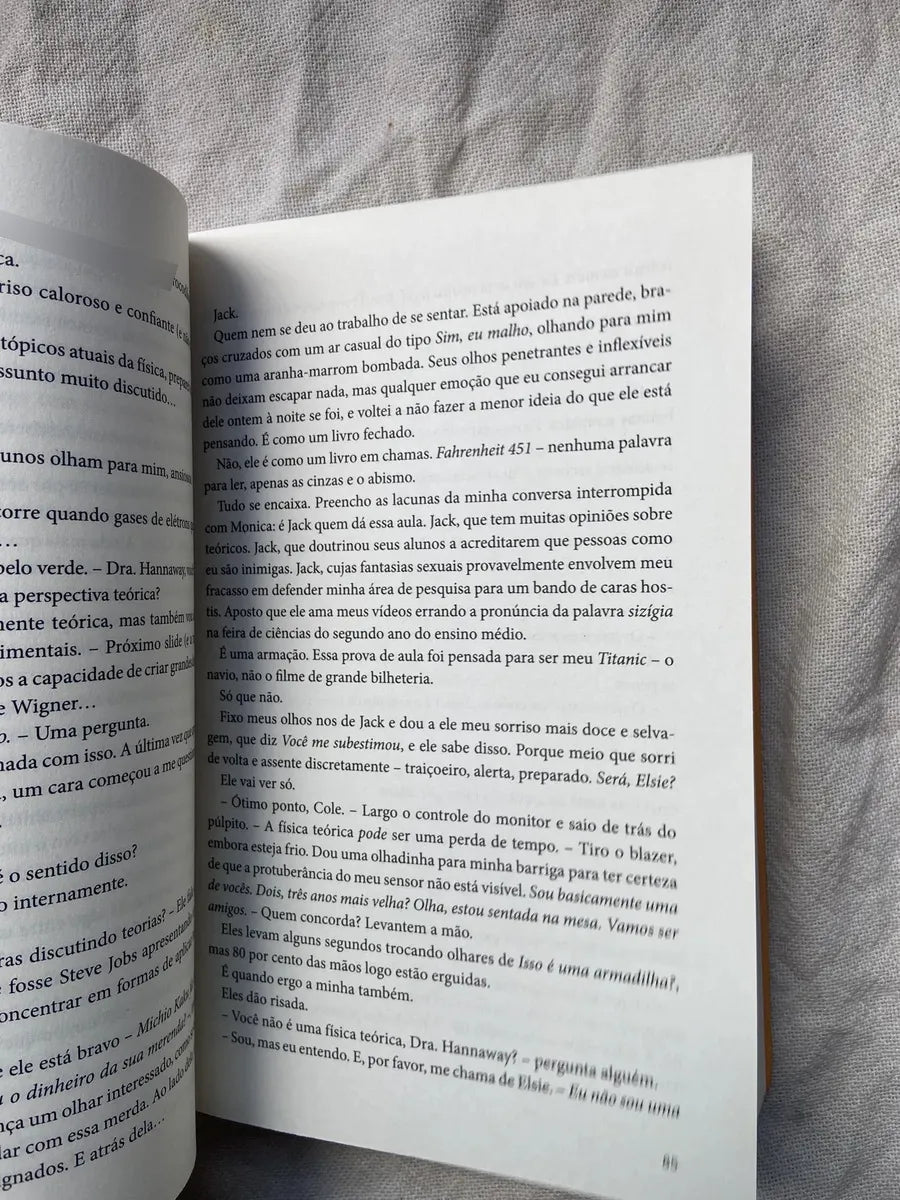 Livro Amor Teoricamente Ali Hazelwood 1 Edição 2023 (Usado)