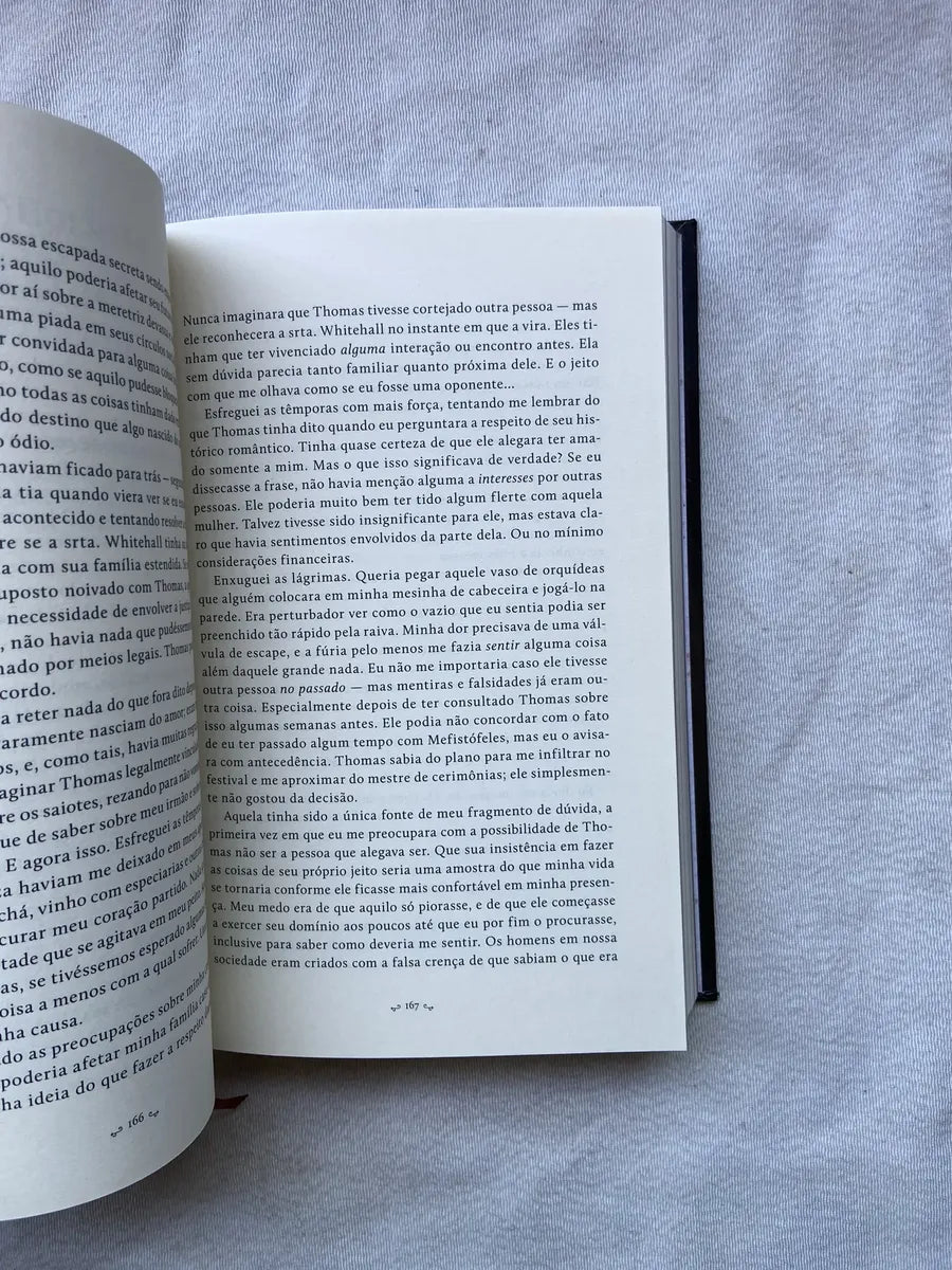 Livro Holmes O Maligno Rastro De Sangue Capa Dura 2021 (Usado)