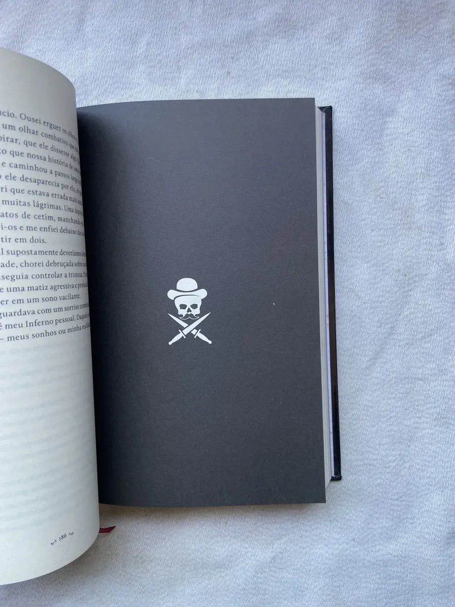 Livro Holmes O Maligno Rastro De Sangue Capa Dura 2021 (Usado)